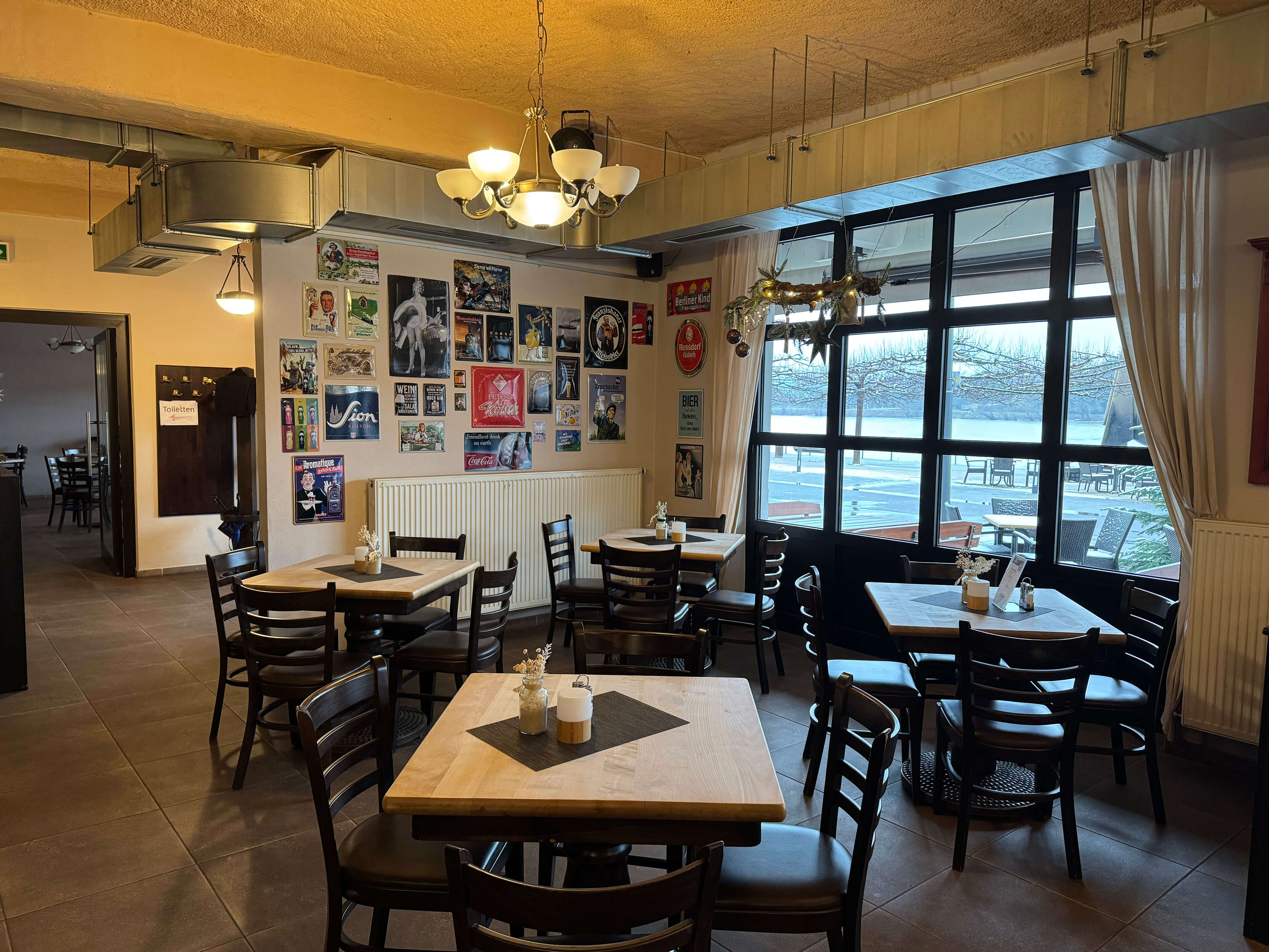 Großer Gastraum mit Biertischen und traditionellem Ambiente